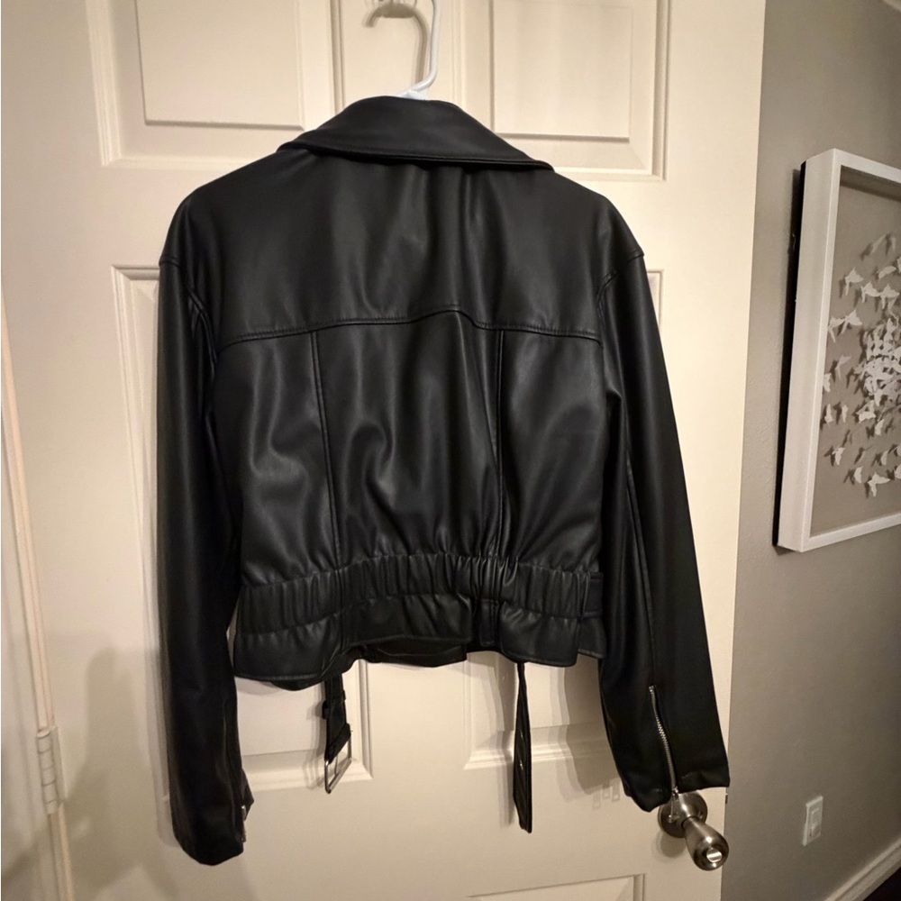 Chic Black Leather Jacket - Picture 4 of 5